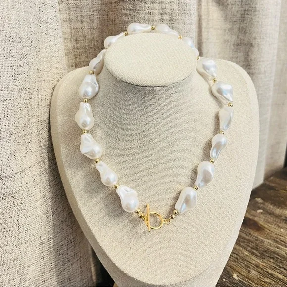 Anthropologie Pearl Necklace – Baroque Gold Toggle Chain – coastal beach - Picture 5 of 11